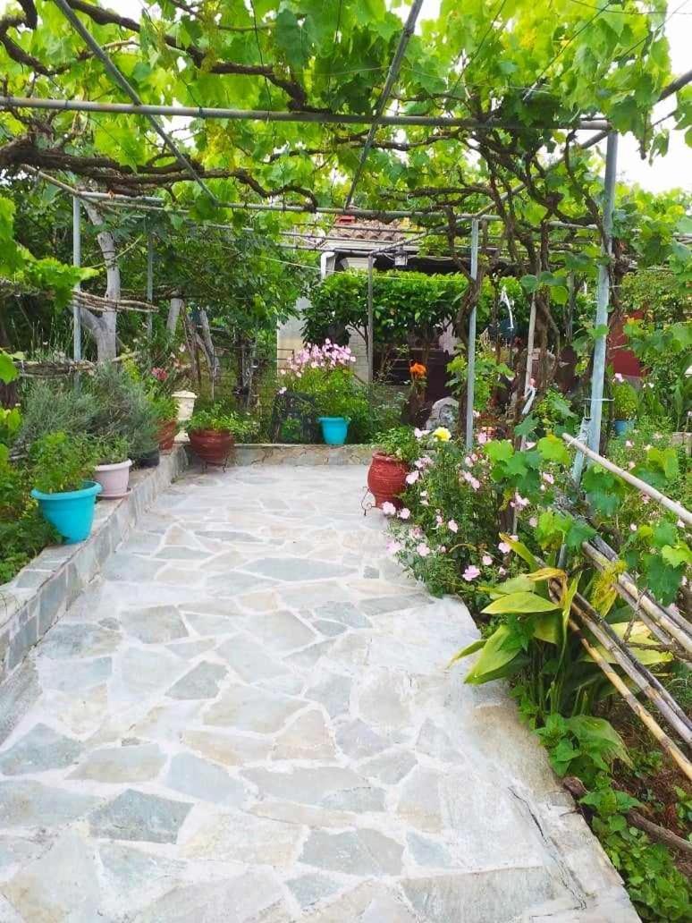 Malotu Resort Sinarades Экстерьер фото