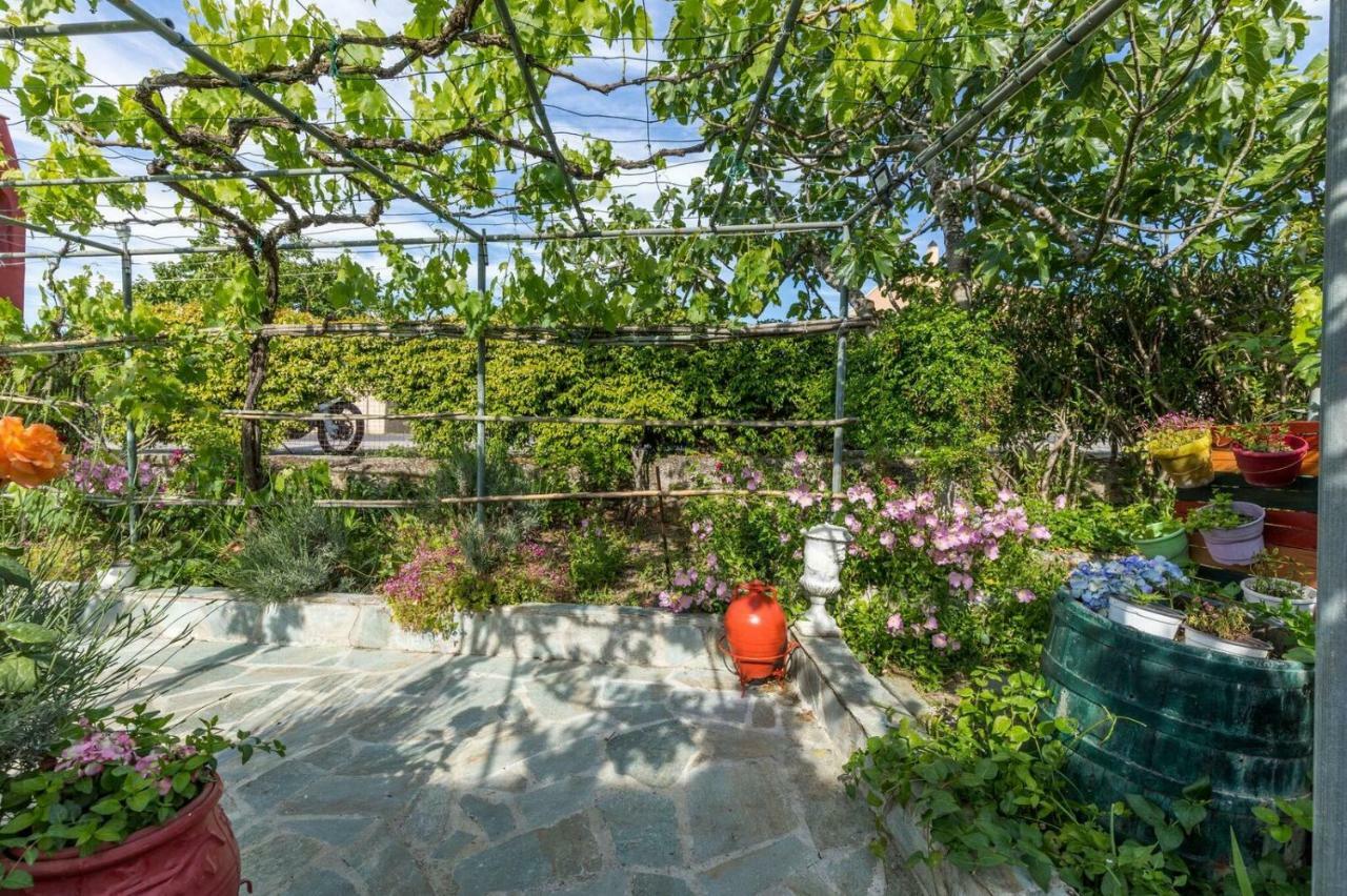 Malotu Resort Sinarades Экстерьер фото