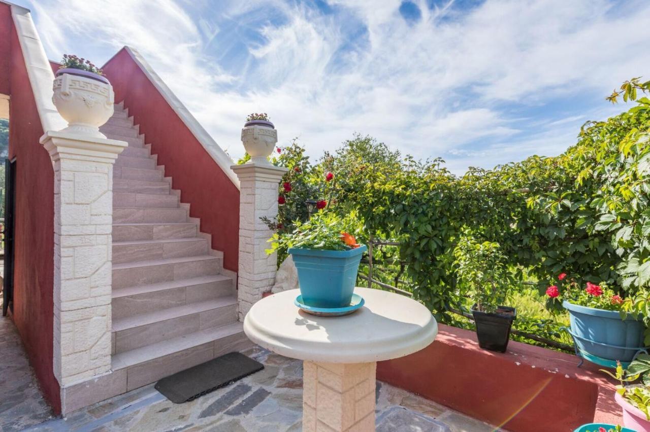 Malotu Resort Sinarades Экстерьер фото
